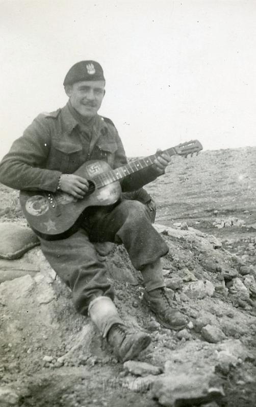 KKE 2105.jpg - Fot. Portret. Bolesław Wąsowicz (zdjęcie z frontu z pustyni Libijskiej), Libia, 1941 r.